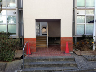 【エントランス】 | 向ヶ丘遊園センチュリータウン６号棟 | JR南武線・東急田園都市線「溝の口」駅バス10分「堰下」停徒歩5分！小田急電鉄小田原線「向ケ丘遊園」駅バス6分「五所塚」停徒歩4分の3路線2駅利用可能！
