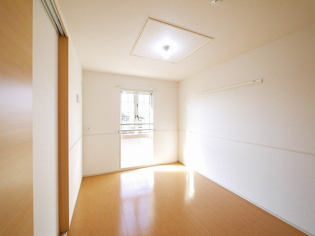 エテルノの洋室|小窓がおしゃれな洋室です