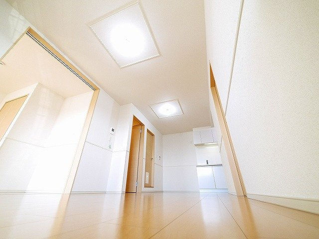 エテルノの居間・リビング|シンプルなお部屋は家具の配置もしやすいですね