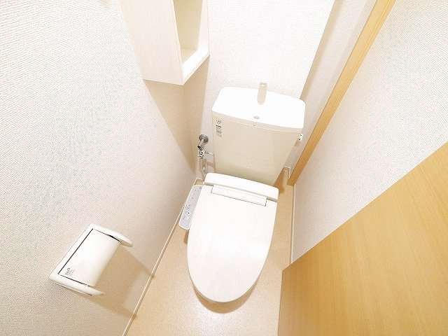 エテルノのトイレ|便利な収納棚があります