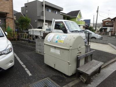 【その他共用部分】 | ベルデ大倉山A | 敷地内ごみ置き場でごみ出しもらくらく～♪忙しい社会人さんや主婦さんにもうってつけ！