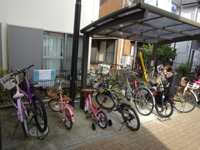 【その他共用部分】 | ベルデ大倉山A | 屋根付きの駐輪場で雨が降っても大切な自転車が濡れなくてすみますね♪駅から自転車もおすすめです！