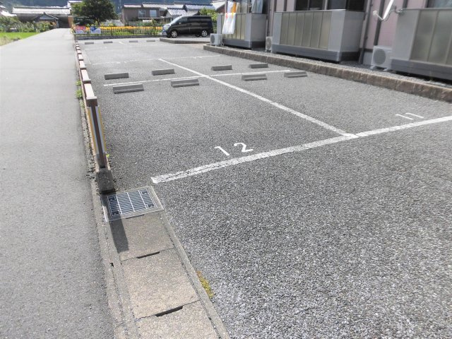 クオリアBの駐車場