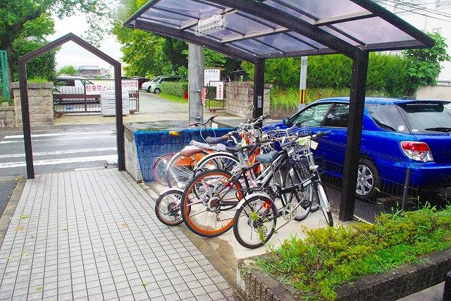 サニーハウスタムラのその他共用部分|屋根付きの駐輪場です
