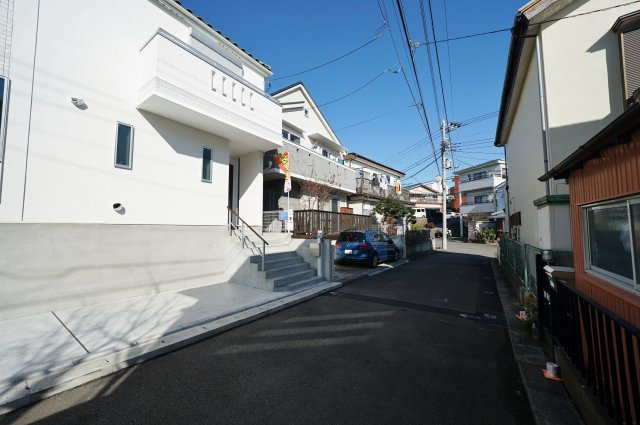 上星川駅徒歩１０分。ＬＤＫ18.25帖の４ＬＤＫ！カースペース２台♪大型浴室ＴＶ付　常盤台　新築戸建の前面道路含む現地写真