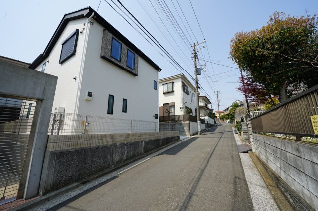 保土ヶ谷区法泉３丁目　新築戸建【成約】の前面道路含む現地写真