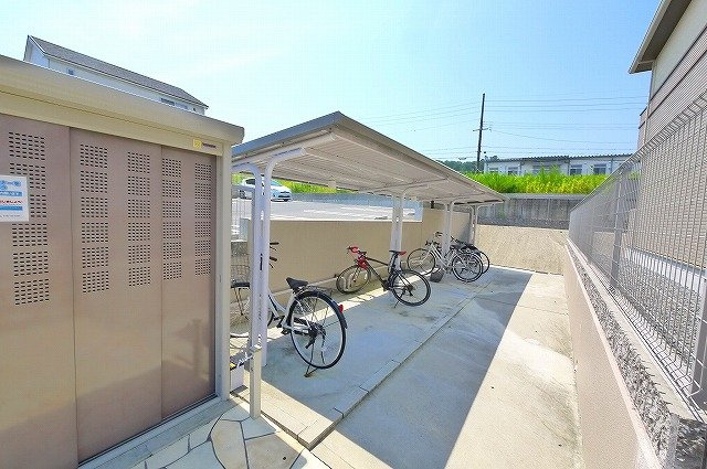 エレガント　ヒルのその他共用部分|屋根付き駐輪場です