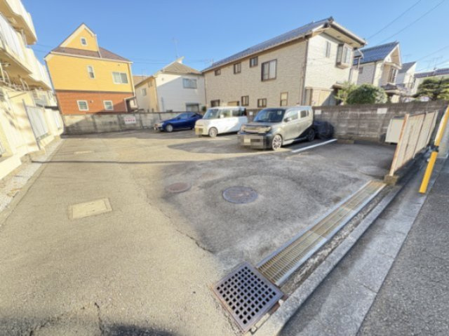 メゾン山王林の駐車場