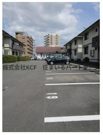 リビングタウン小森野壱番館C棟の駐車場|駐車場があるので、車を買う予定の方も安心です