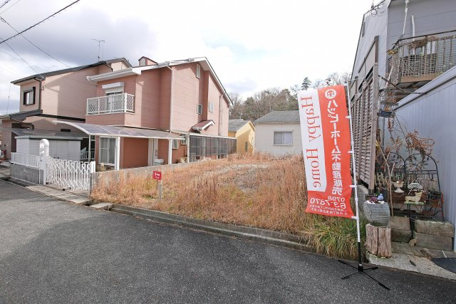 西宮市山口町香花園 建築条件付き 売土地 ５号地 の外観|「有馬温泉」駅まで徒歩10分、バス停まで徒歩3分で、「岡場」駅にもアクセス可能です。
1種低層の、緑に囲まれた閑静な立地となっております。