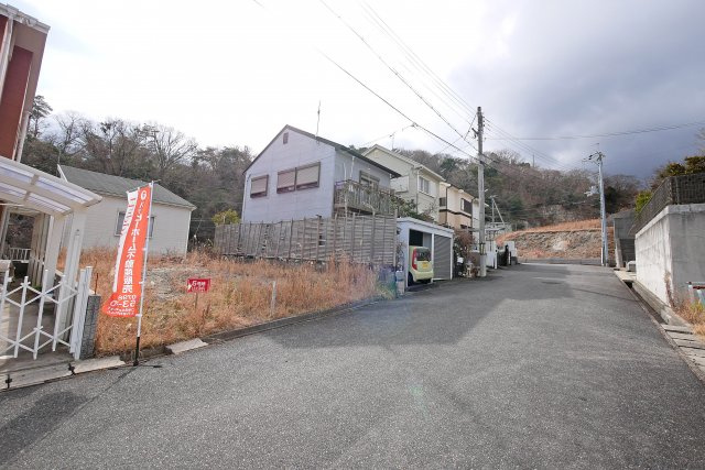 西宮市山口町香花園 建築条件付き 売土地 ５号地 の前面道路含む現地写真|前面道路が広々としており、開放的な雰囲気です。
