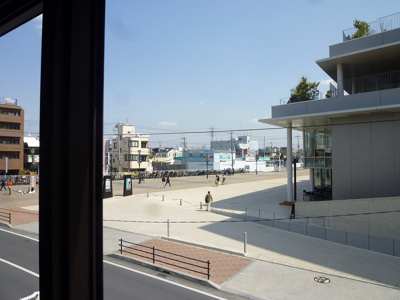 【展望】 | マーベラスビル | 窓の外は図書館・飲食店・芸術ホールなどの複合施設シリウスが