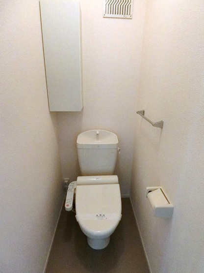【トイレ】 | リヴェール白鳥 | トイレは温水洗浄便座付き♪人気のバストイレ別です♪小物を置ける便利な棚やタオルハンガーも付いています♪