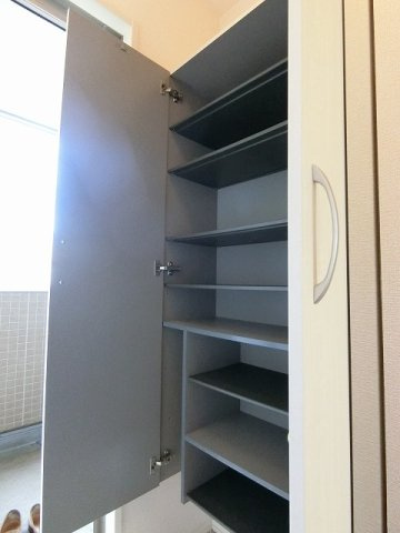 【収納】 | リヴェール白鳥 | シューズボックスがあるので玄関すっきり片付きます！全身ミラー付きでお出かけの時の身だしなみ確認もばっちり◎