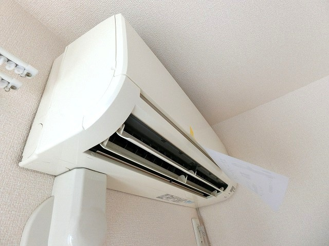 【設備】 | リヴェール白鳥 | リビングダイニングキッチンには暑い夏や寒い冬に大活躍のエアコン付きです☆冷暖房完備で1年中快適に過ごせます♪