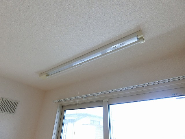 【設備】 | リヴェール白鳥 | リビングダイニングキッチンにある室内物干しです！雨の日やお出掛け時の室内干しにとても便利☆花粉や梅雨の時期に重宝しますね♪