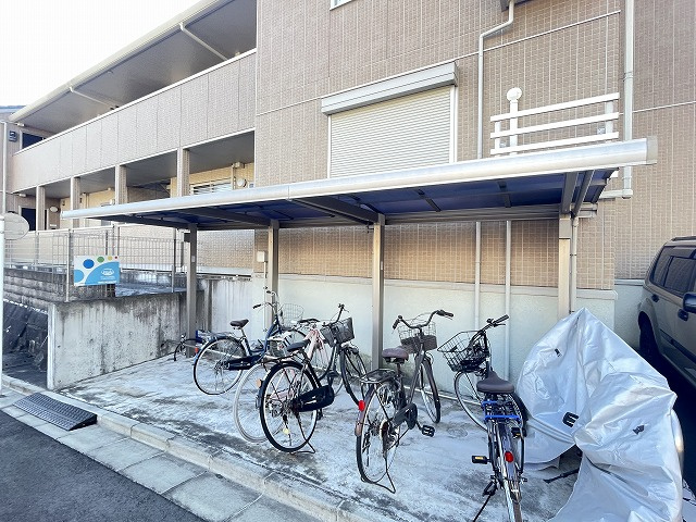 【その他共用部分】 | リヴェール白鳥 | 屋根付きの駐輪場で雨が降っても大切な自転車が濡れなくてすみますね♪荷物が重いときに自転車があれば助かりますね！