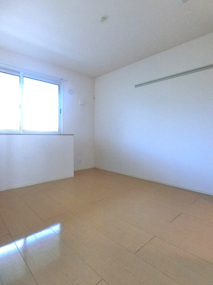 【洋室】 | リヴェール白鳥 | 洋室6帖☆玄関側にある角部屋です♪壁にはピクチャーレールがあり、絵や写真が飾れます☆ハンガー掛けとしても便利！