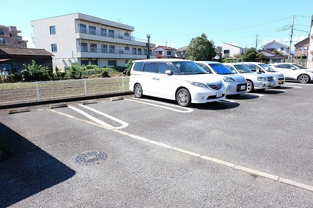 レフィナードの駐車場