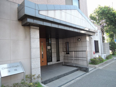 【エントランス】 | グランイーグル藤崎 | 京浜急行大師線「川崎大師」駅徒歩16分！JR東海道線「川崎」駅バス13分「池藤橋」停徒歩1分の複数路線2駅利用可能！