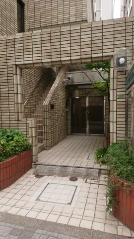 本郷元町ビルのエントランス