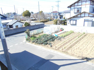 【前面道路含む現地写真】 | 前面道路含む現地写真です。2698から2299万円に価格変更です。