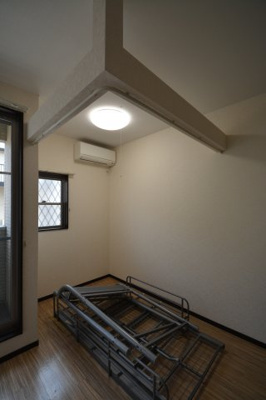 【寝室】 | ＭＯＯＮ下到津　Ｄ | ベットは備え付きとなります♪落ち着いた色調の寝室です