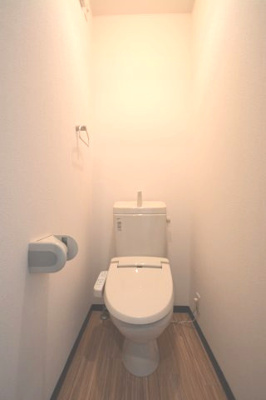 【トイレ】 | ＭＯＯＮ下到津　Ｄ | シンプルで使いやすいトイレです。温水洗浄便座付きです♪