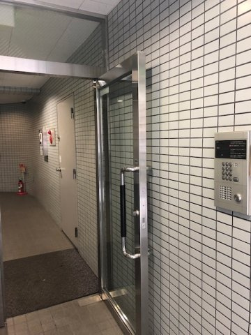 ロイクラトン四谷のエントランス