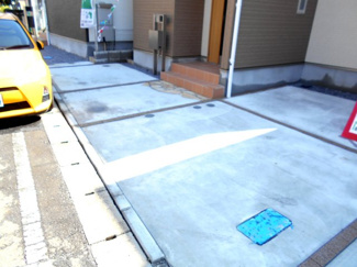 【駐車場】 | 駐車場に車を止められます。車種により。駐車2台。2399から2299万円に価格変更です。