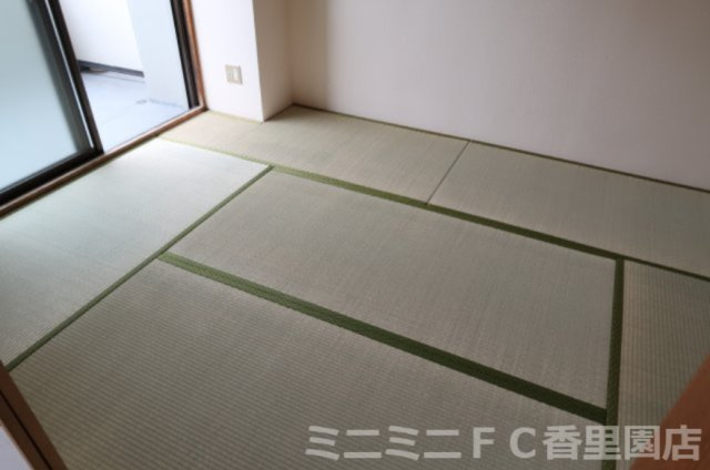 ヴィルヌーブエストの和室|バルコニーのある和室