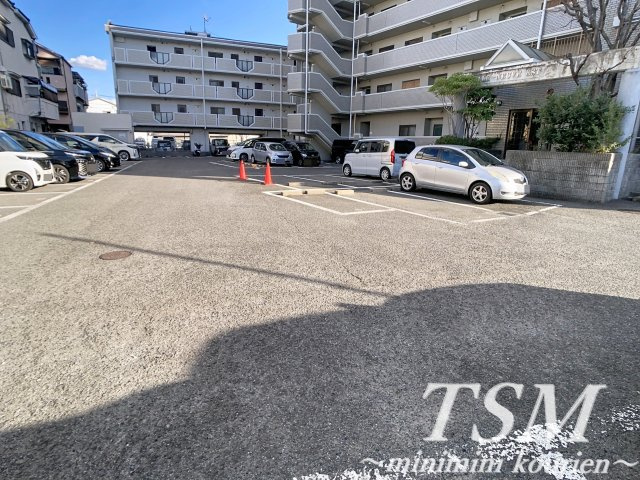 ヴィルヌーブエストの駐車場