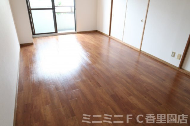 ヴィルヌーブエストの居間・リビング|日当たりの良いリビング