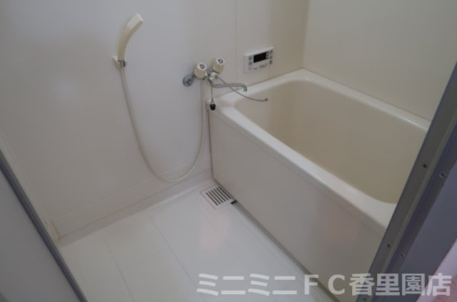 ヴィルヌーブエストの浴室|シャワー付きの浴室