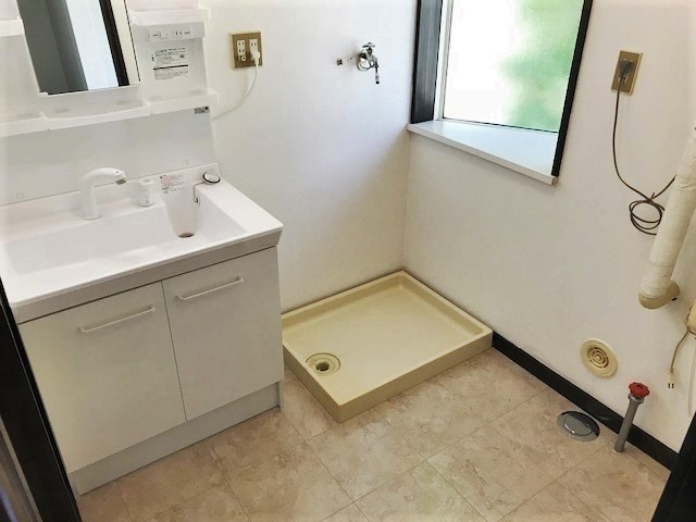 ここだけ、板張りの味わいの洗面所|洗濯機置場