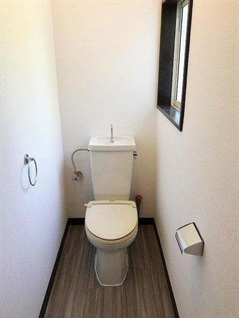 ここだけ、板張りの味わいのトイレ|落ち着いた色調のトイレです