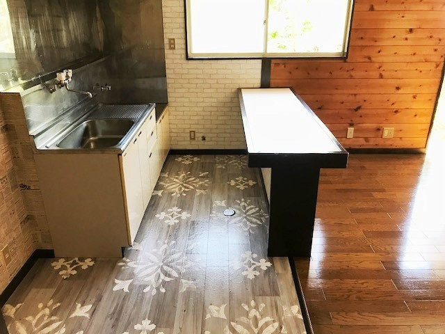 ここだけ、板張りの味わいのキッチン