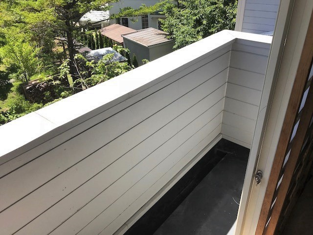 ここだけ、板張りの味わいのバルコニー