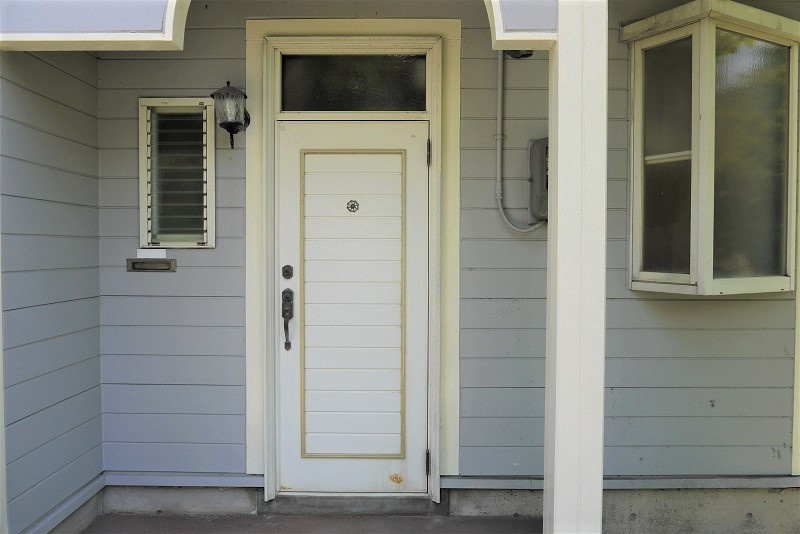 ここだけ、板張りの味わいのエントランス