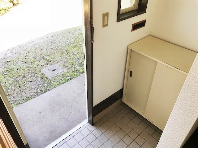 ここだけ、板張りの味わいの玄関