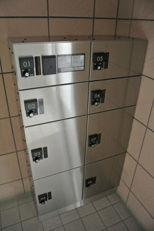 【エントランス】 | 共用エントランスには宅配BOXがあるので荷物の受け取りもスムーズに♪再配達を依頼する手間が省けます☆
