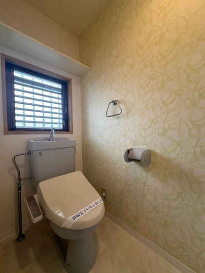 【トイレ】 | ソレイユⅠ | トイレは温水洗浄便座付き♪人気のバストイレ別です♪窓のあるトイレで換気もOK☆嫌なニオイがこもりません！横にはタオルを掛けられるハンガーもあります♪