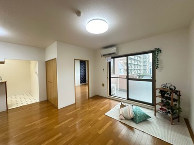 【居間・リビング】 | ソレイユⅠ | 南向きリビングダイニングキッチン14.3帖☆女性に人気なカウンターキッチンです！椅子とテーブルを囲んで家族団欒の時間を過ごせます♪