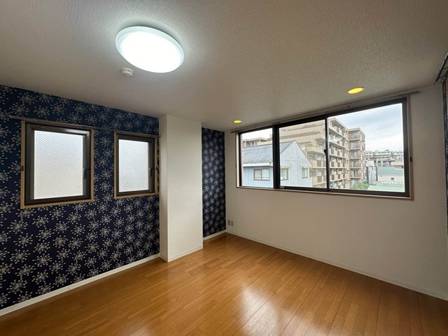 【洋室】 | ソレイユⅠ | 南向き洋室8帖☆角部屋3面採光のお部屋は陽当たり良好です！オシャレなアクセントクロスが魅力的♪