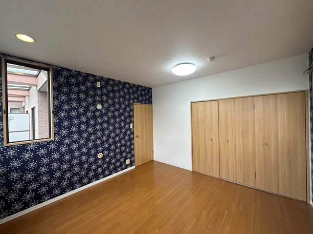 【寝室】 | ソレイユⅠ | 南向き洋室8帖☆クローゼットがあります♪お洋服がスッキリ収納できて、整理しやすくなりますね☆