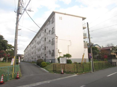 【外観】 | 長津田団地16号棟 | 最上階・前面棟無・南面ワイドスパンバルコニーにつき日当たり・眺望良好！
