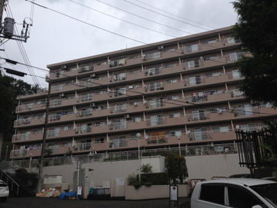 【外観】 | クイーンハイツ久地 | 開放的な専用庭付。足音等階下の心配のない1階住戸です♪