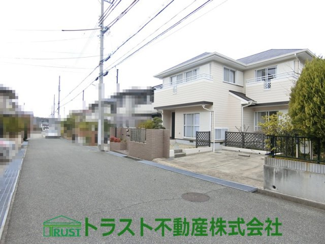西区井吹台西町４丁目一戸建の前面道路含む現地写真