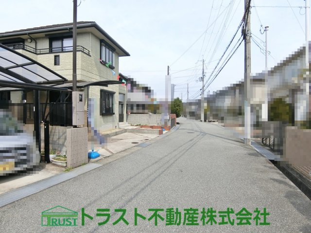 西区井吹台東町５丁目　一戸建の前面道路含む現地写真
