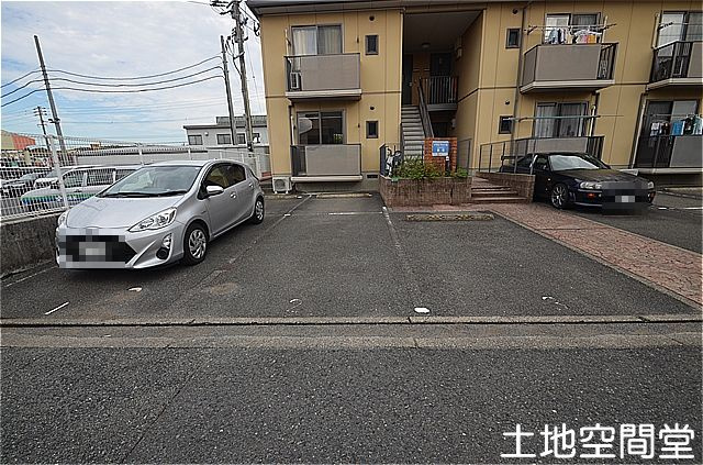 グランフィール華里の駐車場